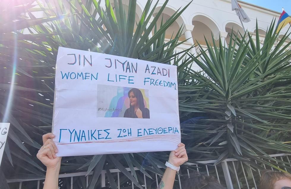 «Γυναίκες - Ζωή - Ελευθερία»: Διαμαρτυρία έξω από την Ιρανική πρεσβεία στη Λευκωσία (φωτογραφίες)