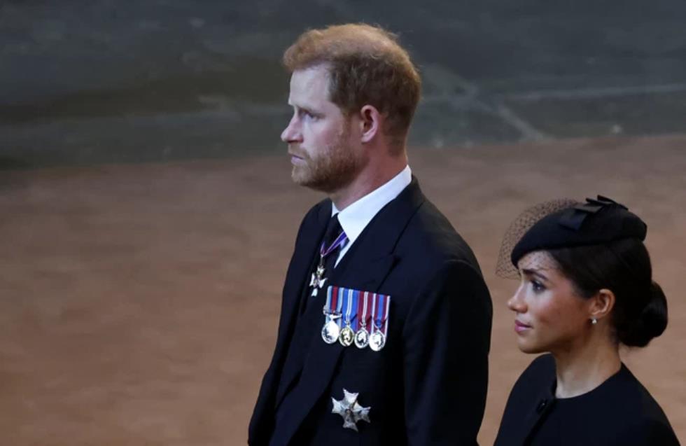 Τελευταίοι και καταϊδρωμένοι ο πρίγκιπας Χάρι και η Μέγκαν Μάρκλ: Ο Κάρολος τους "γκρέμισε" από τις θέσεις τους
