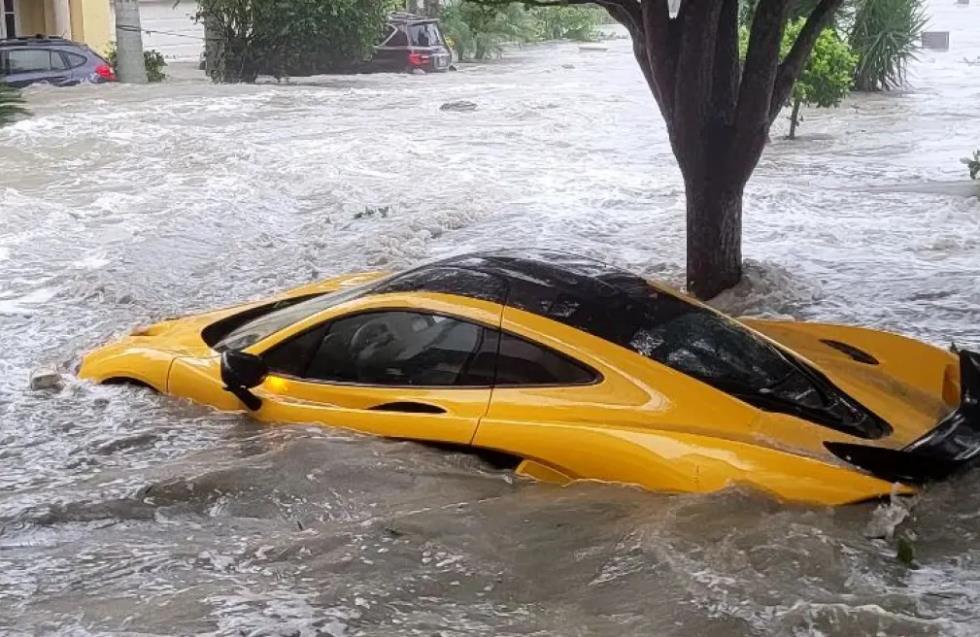Φλόριντα: Ολοκαίνουργιο supercar αξίας 1 εκατ. δολαρίων κατάντησε «υποβρύχιο» λόγω του κυκλώνα