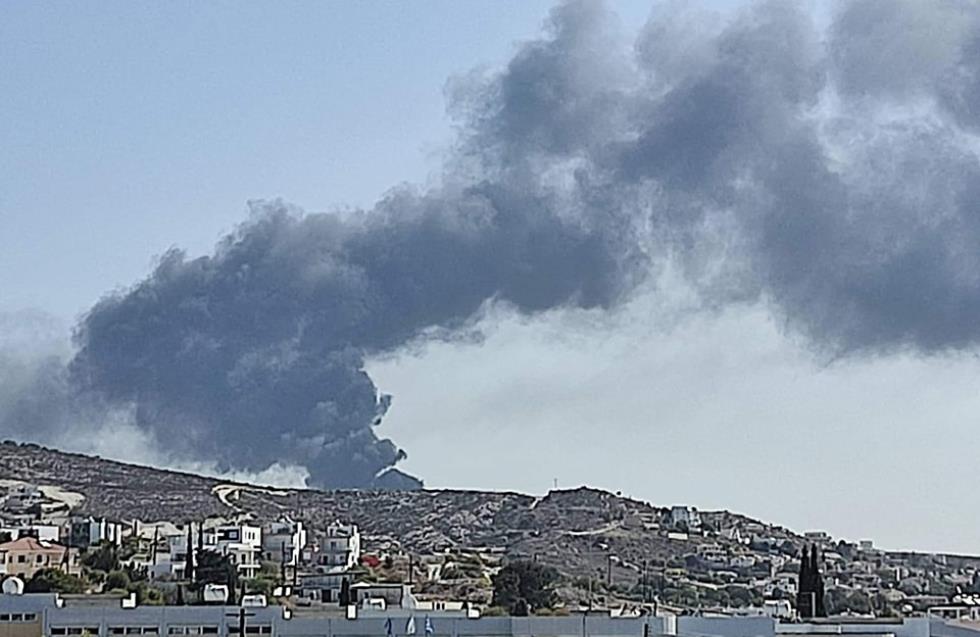 Πυρκαγιά σε χώρο ανακύκλωσης οχημάτων στην Πάφο - Ισχυρές πυροσβεστικές δυνάμεις επιχειρούν