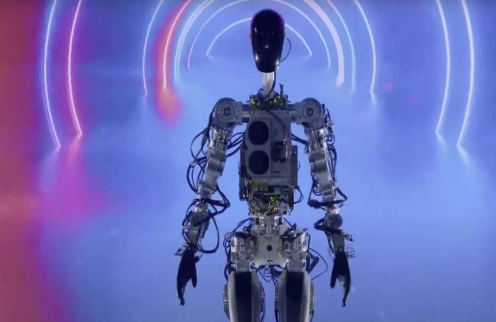 VIDEO: Ο Ίλον Μασκ παρουσίασε τον Optimus, το πρώτο ρομπότ της Tesla

