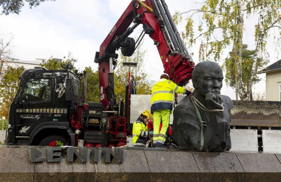 «Good bye, Lenin»: Απομακρύνθηκε το τελευταίο άγαλμα του Λένιν στη Φινλανδία