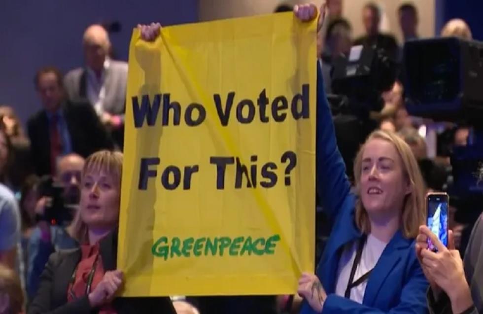 Βρετανία: Διακόπηκε από διαδηλώτριες της Greenpeace η ομιλία Τρας στο συνέδριο των Τόρις (video)