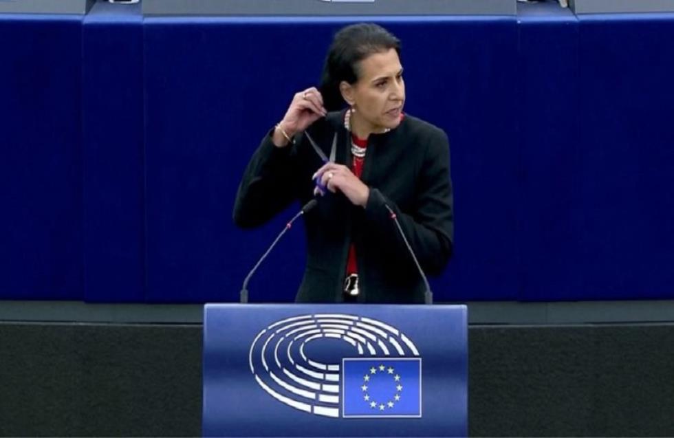 Ευρωκοινοβούλιο: «Γυναίκα, Ζωή, Ελευθερία» φώναξε Σουηδή ευρωβουλευτής και έκοψε την αλογοουρά της (video)
