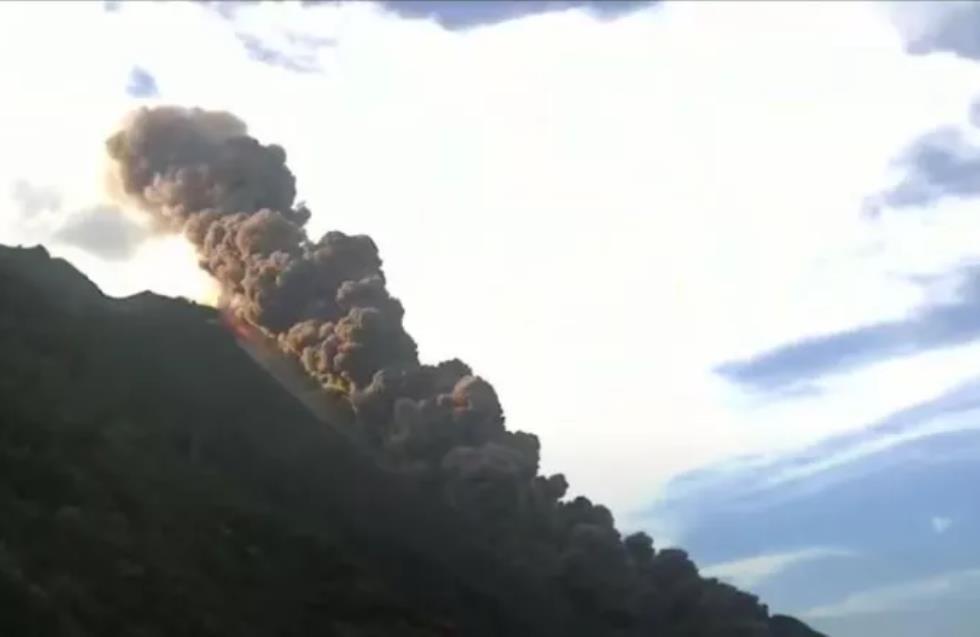 Ιταλία: Εντυπωσιακές εικόνες από την έκρηξη του ηφαιστείου Στρόμπολι - Προκλήθηκε μικρό τσουνάμι