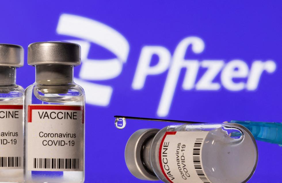 Η Pfizer λέει ότι το επικαιροποιημένο εμβόλιό της κατά της Όμικρον αυξάνει τα αντισώματα έναντι υποπαραλλαγών
