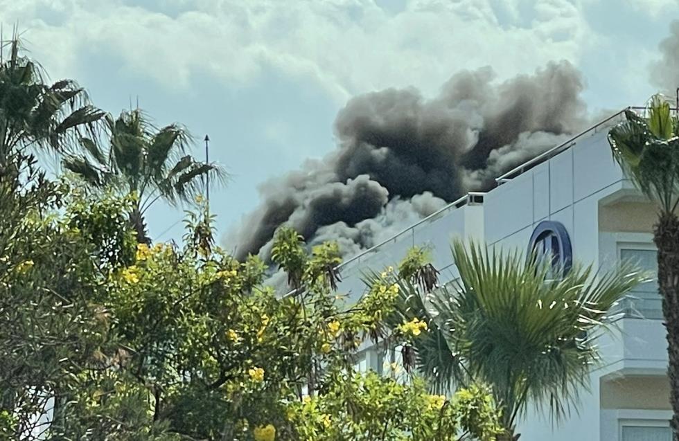 Ξέσπασε πυρκαγιά στην οροφή του Hilton στην Έγκωμη - Δείτε φωτογραφίες