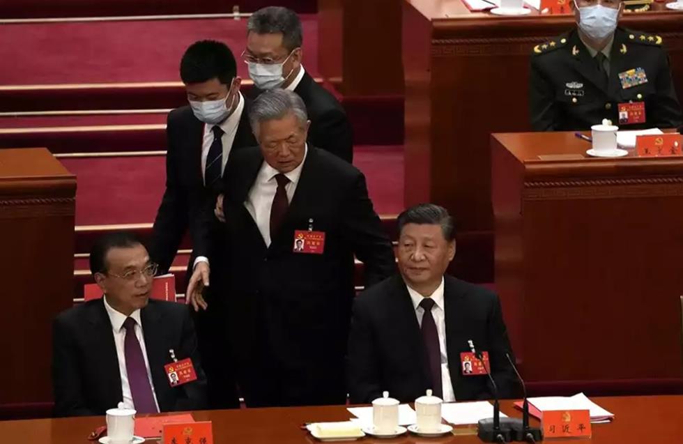 Κίνα - Η ασφάλεια απομάκρυνε από την αίθουσα του συνεδρίου του ΚΚ τον πρώην πρόεδρο, Χου Ζιντάο