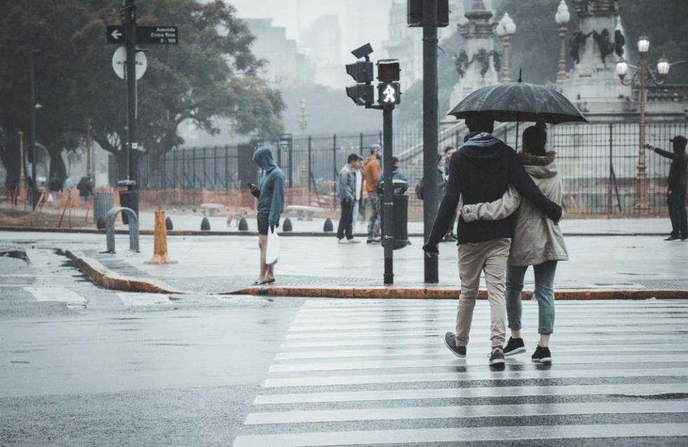 Δεν θα πιστέψετε τι σκέφτηκε ένας TikToker για να μην χρειαστεί να κρατήσει ομπρέλα στη βροχή (βίντεο)