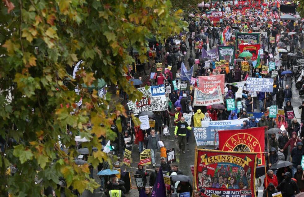 Βρετανία: Χιλιάδες στους δρόμους του Λονδίνου για να απαιτήσουν γενικές εκλογές
