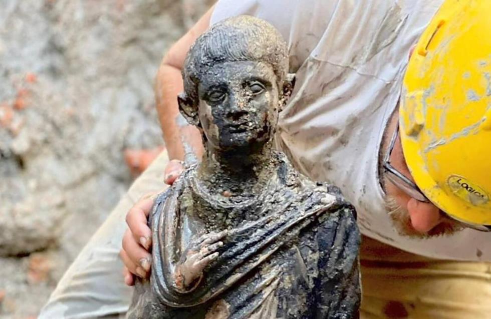 Στο φως 24 υπέροχα διατηρημένα αγάλματα ελληνορωμαϊκών θεοτήτων στην Τοσκάνη