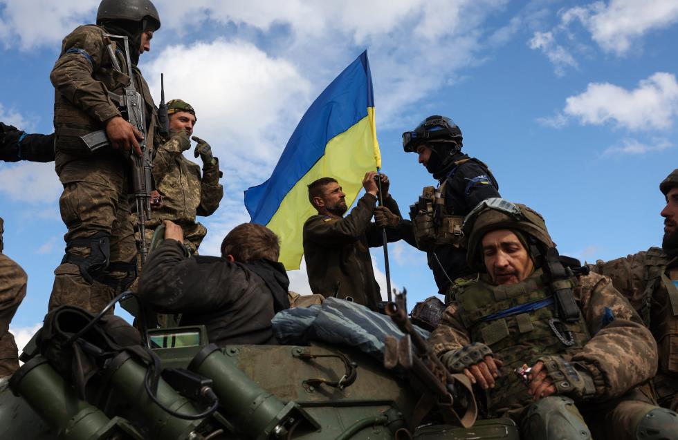 Η στιγμή που μπαίνει ο ουκρανικός στρατός στη Χερσώνα - Η παρέλαση με την ουκρανική σημαία