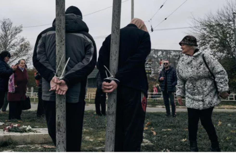 Ουκρανία: Εδεσαν τους «δοσίλογους» σε πασσάλους - Αντιδράσεις και επευφημίες