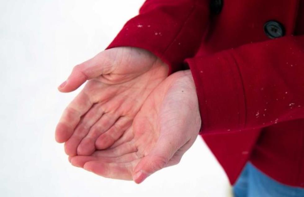 Τρία tips για να ανακουφίσεις τα σκασμένα από το κρύο χέρια σου