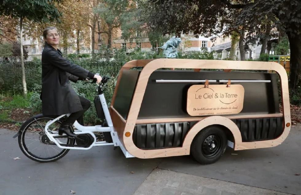 Γιατί όχι; Παριζιάνα νεκροθάφτης παρουσιάζει νεκροφόρα - ποδήλατο! (video)