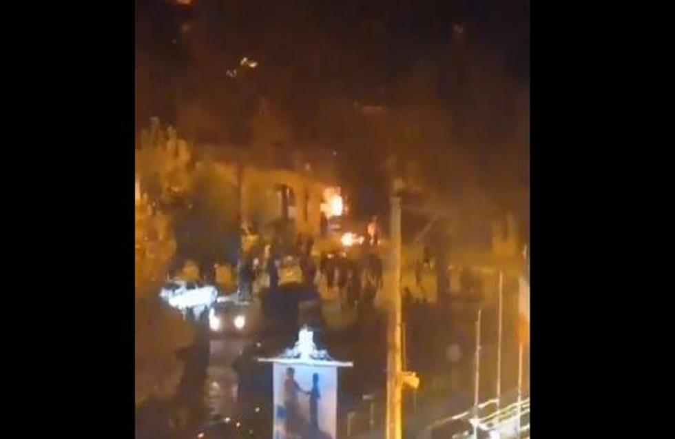 Σκηνές χάους στο Ιράν: Διαδηλωτές έβαλαν φωτιά στο σπίτι – μουσείο του Αγιατολάχ Χομεϊνί