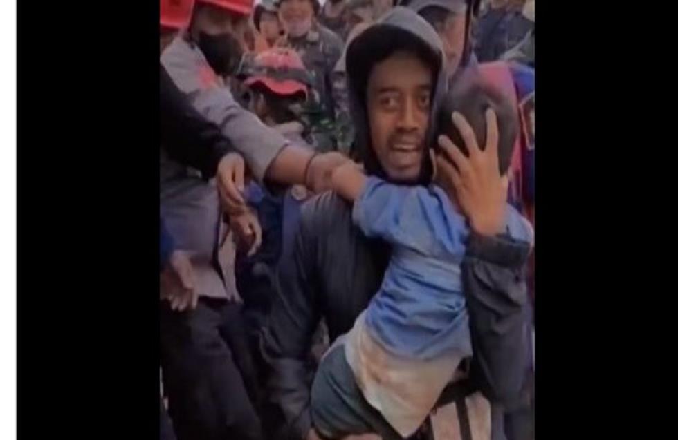 Συγκλονιστική στιγμή: Αγοράκι ανασύρεται ζωντανό από τα συντρίμμια 2 ημέρες μετά τον σεισμό στην Ινδονησία (video)