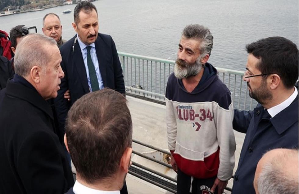Το απίστευτο προεκλογικό σόου Ερντογάν: Απέτρεψε... αυτοκτονία ενός πολίτη που ετοιμαζόταν να πέσει από γέφυρα [video]