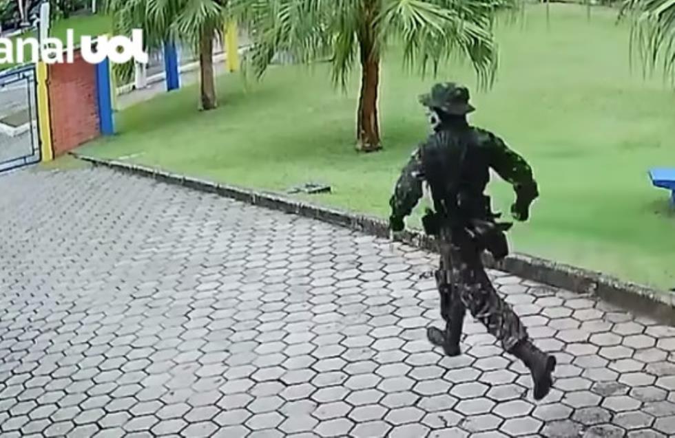 Η στιγμή που ο ανήλικος ένοπλος εισβάλει σε σχολείο στη Βραζιλία - 4 νεκροί 