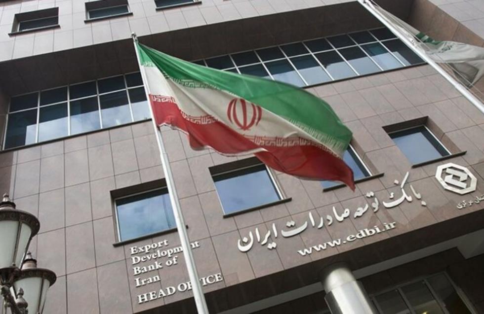 Ιράν: Διευθυντής απολύθηκε από τράπεζα γιατί εξυπηρέτησε γυναίκα που δεν φορούσε μαντίλα