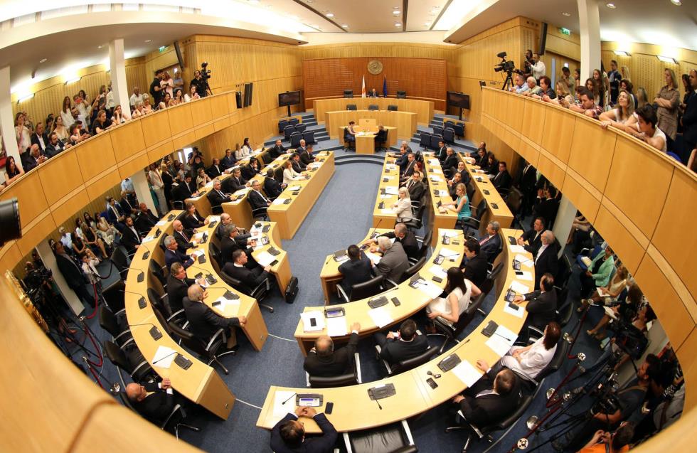 Η Βουλή αντιδρά στην αναβολή της ψήφισης της πρότασης νόμου για σεξουαλική διαπαιδαγώγηση που ζητά ο Νικόλας Παπαδοπουλος