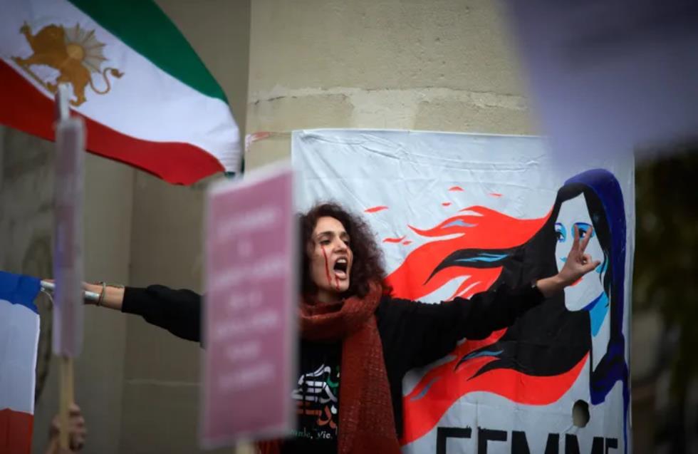 Κουνάει μαντίλα η αστυνομία της ντροπής - Καταιγιστικές εξελίξεις μετά την επανάσταση στο Ιράν