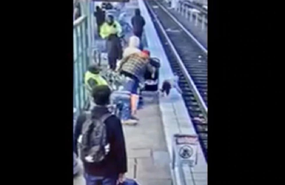 ΗΠΑ: Η στιγμή που γυναίκα σπρώχνει 3χρονη σε σιδηροδρομικές ράγες
