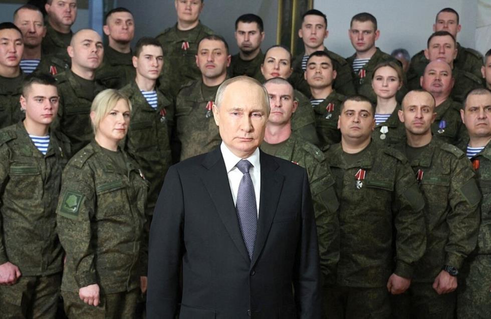 Πούτιν: Τον κατηγορούν ότι ποζάρει με... κομπάρσους στρατιώτες - Η μυστηριώδης γυναίκα