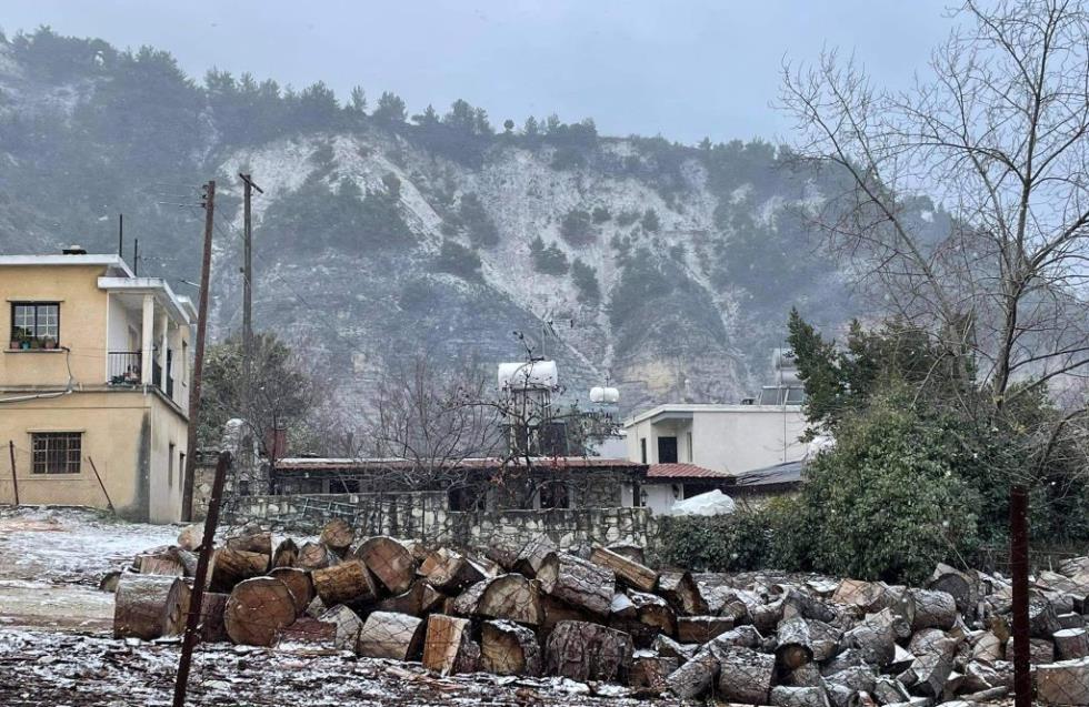 Χιονόπτωση στα ορεινά της Πάφου: Στα λευκά ντύθηκαν οι κοινοτητες Παναγιάς και Στατού-Αγίου Φωτίου
