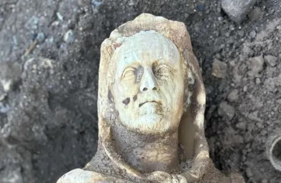 Ιταλία: Άγαλμα Ρωμαίου αυτοκράτορα με τη μορφή του Ηρακλή βρέθηκε σε υπόνομο στη Ρώμη