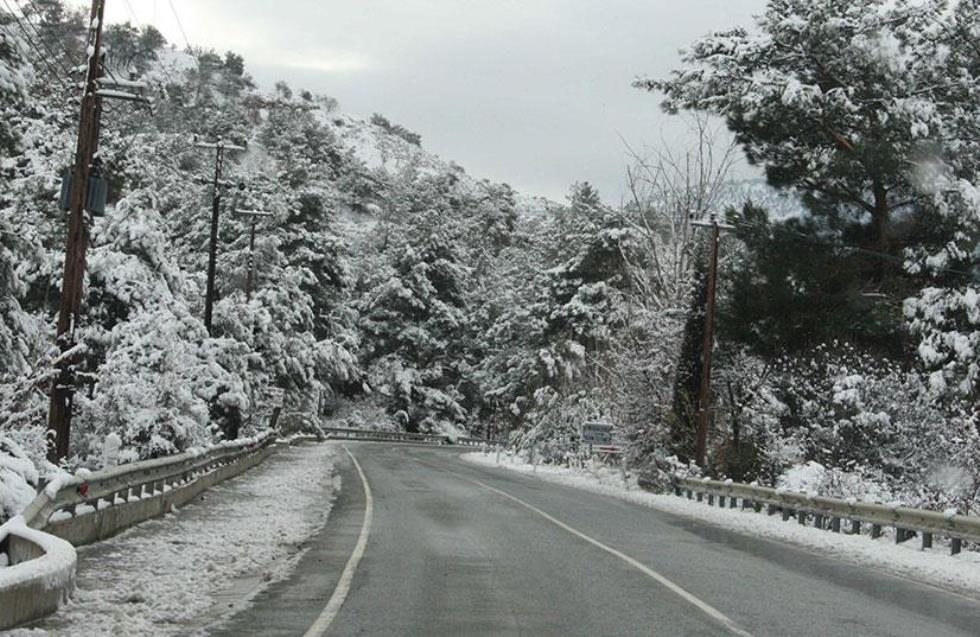 Κλειστοί οι δρόμοι από Πλάτρες, Καρβουνά και Πρόδρομο προς το Τρόοδος λόγω συσσώρευσης χιονιού
