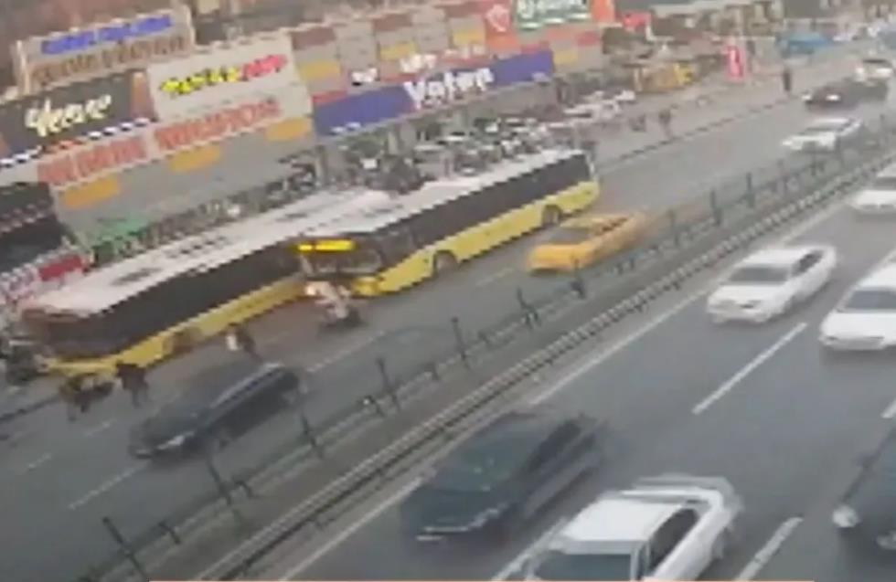 Βίντεο: Λεωφορείο στην Κωνσταντινούπολη πέφτει πάνω σε πεζούς - Ένας νεκρός, 5 τραυματίες