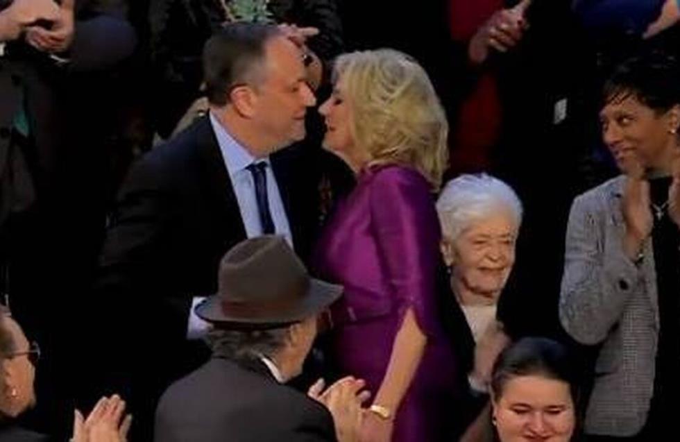 Γιατί η Τζιλ Μπάιντεν φίλησε στο στόμα τον σύζυγο της Καμάλα Χάρις; Δείτε βίντεο