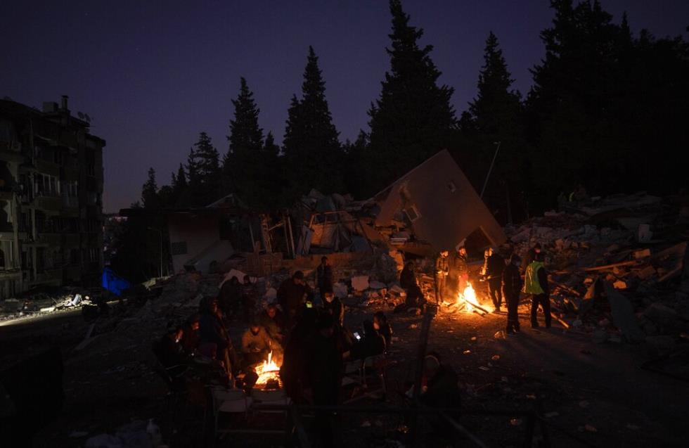 Τουρκία: Επταμελής οικογένεια Σύρων γλίτωσε από τον σεισμό και πέθανε σε πυρκαγιά που ξέσπασε στον τόπο διαφυγής της