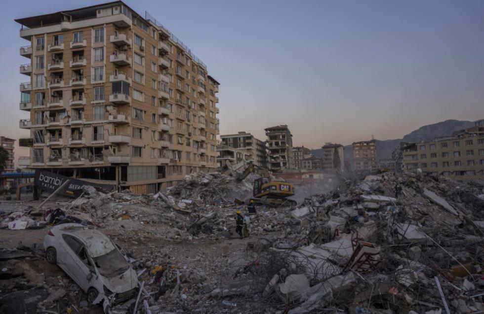 Αναζητούνται ξανά παγιδευμένοι άνθρωποι από τους νέους σεισμούς στην Τουρκία