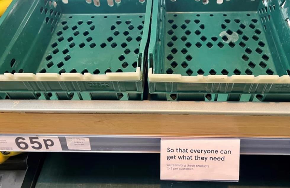Πρωτοφανές: Άδειασαν τα ράφια στα βρετανικά σούπερ μάρκετ- Μπήκε δελτίο σε φρούτα και λαχανικά