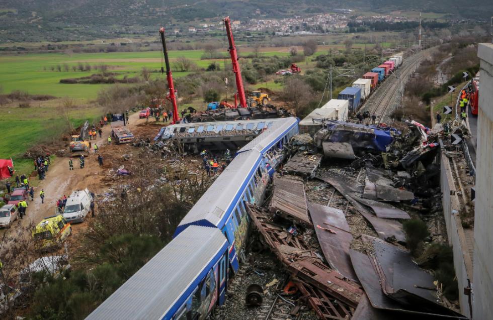 Αγωνία για τους αγνοούμενους της φονικής σύγκρουσης τρένων - 40 νεκροί και 72 τραυματίες
