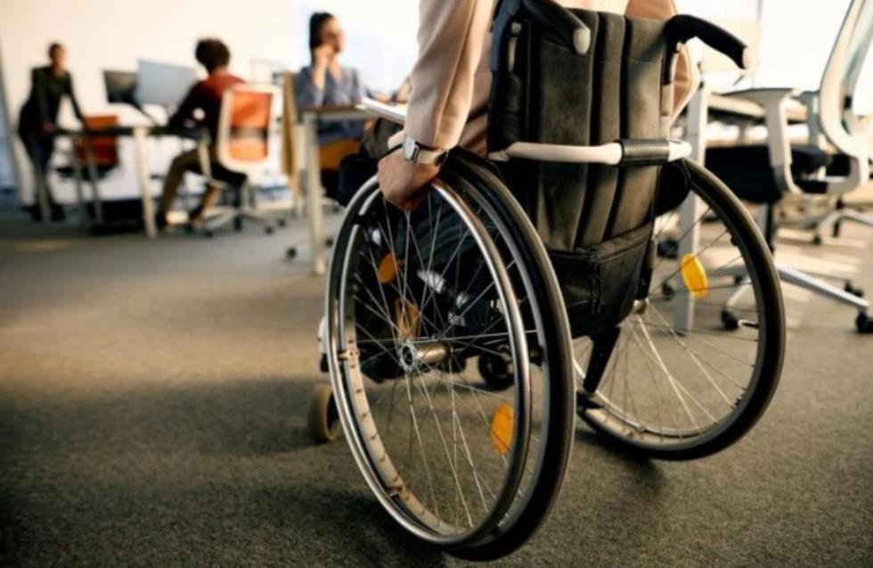 Προτεραιότητα σε άτομα με αναπηρία και ηλικιωμένους σε χώρους εξυπηρέτησης, ψήφισε η Βουλή