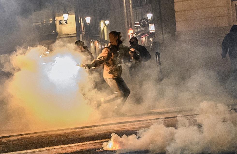 Τρίτη νύχτα συγκρούσεων αστυνομικών με διαδηλωτές στην Πλας ντ