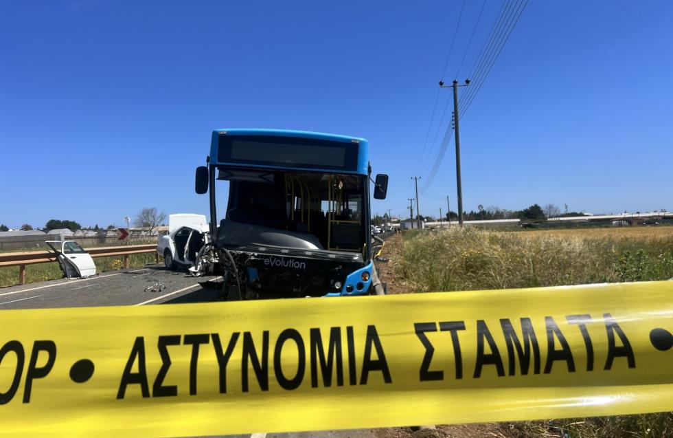 Όχημα συγκρούστηκε μετωπικά με λεωφορείο – Στο νοσοκομείο η οδηγός

