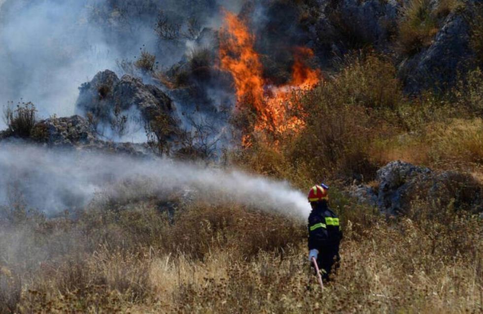 Πέντε εστίες πυρκαγιάς στην Άλασσα – Ισχυροί άνεμοι δυσχεραίνουν την κατάσβεση

