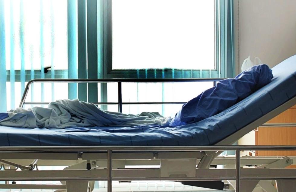 Νοσηλευτές δένουν ηλικιωμένους στα κρεβάτια για τιμωρία - Πενήντα καταγγελίες ανά μήνα δέχεται η ΟΣΑΚ