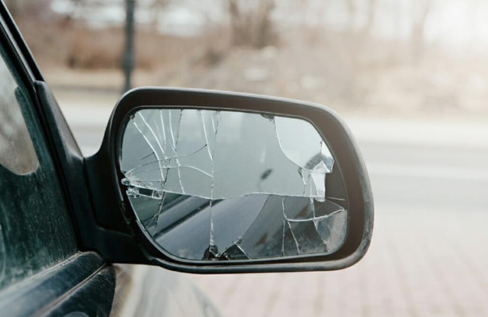 Το κόλπο με τον σπασμένο καθρέφτη αυτοκινήτου - Πώς ξεγελούν οι κλέφτες τους οδηγούς