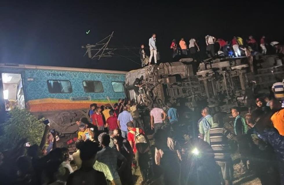 Σιδηροδρομική τραγωδία στην Ινδία - Πάνω από 50 νεκροί και 300 τραυματίες