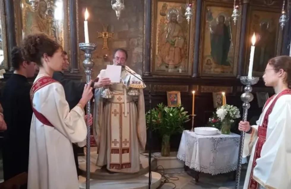 Κύμα συμπαράστασης για τον ιερέα που έντυσε παπαδάκια δύο κορίτσια - «Είμαστε με το φως του πατέρα Αλέξανδρου»
