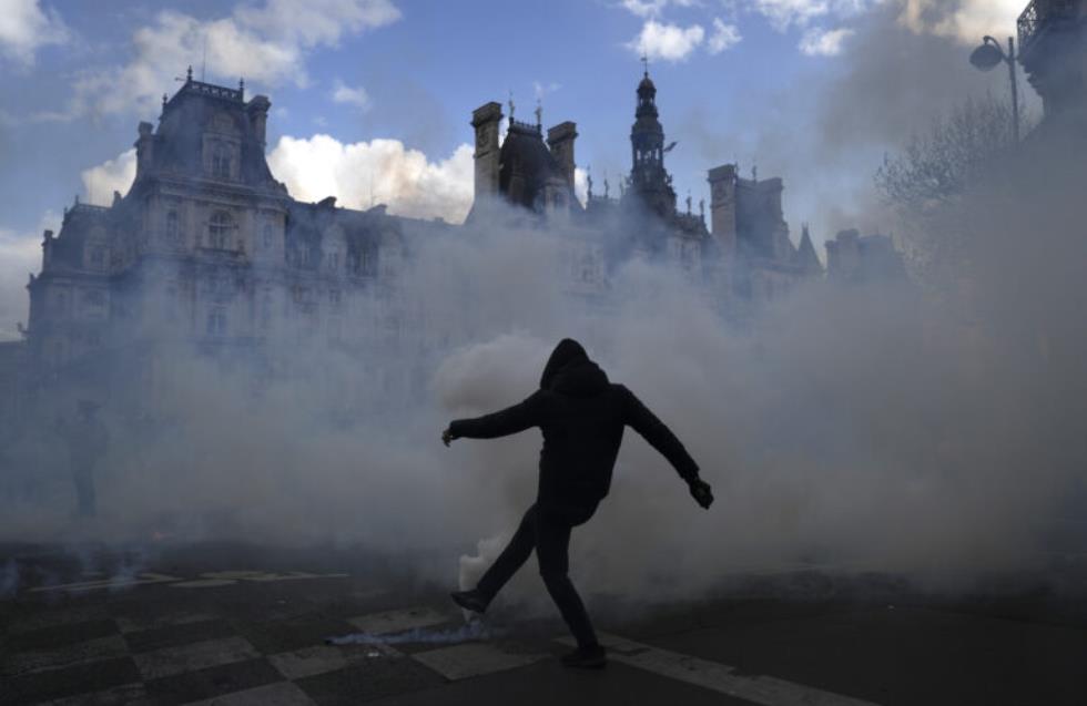Γαλλία: Συγκρούσεις αστυνομίας - πολιτών σε διαδηλώσεις κατά της διάνοιξης σήραγγας προς τις Άλπεις