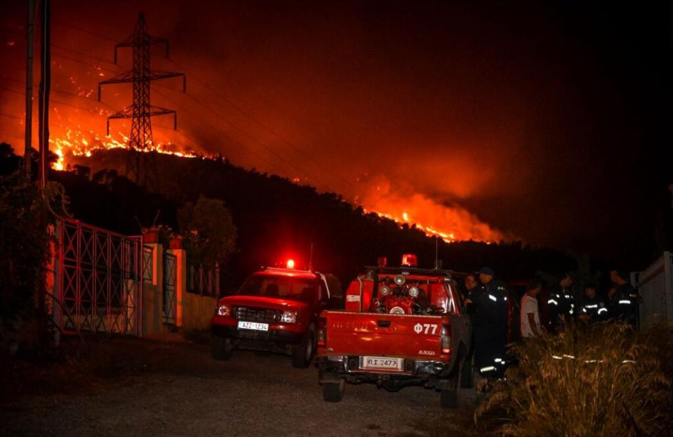 Μάχη με τις φλόγες σε Αίγιο, Κέρκυρα, Κάρυστο, Ρόδο και Υλίκη - Μαζικές εκκενώσεις οικισμών