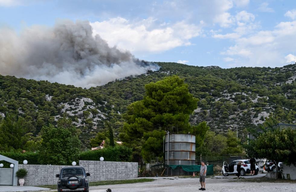 Πύρινη κόλαση στην Πάρνηθα: Καίγονται σπίτια, εκκενώνονται υποστατικά - Ο άνεμος "σπρώχνει" τις φλόγες (βίντεο και εικόνες)