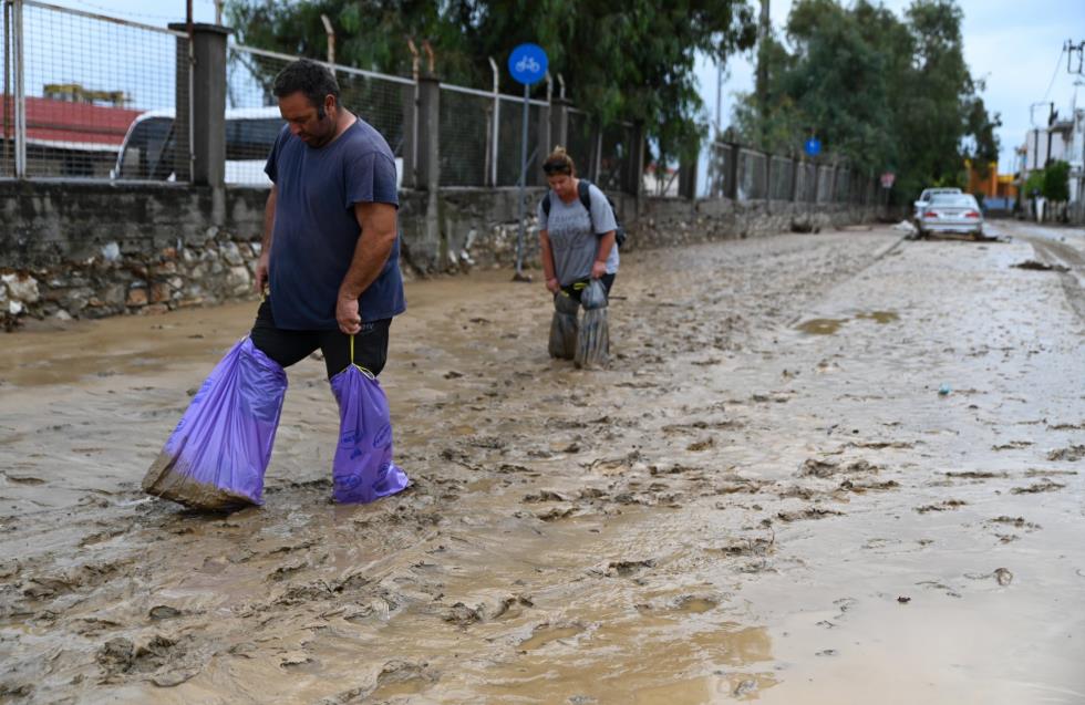 Ελλάδα - Πλημμύρες: Φόβοι για κοκτέιλ χημικών στα νερά – Λιώνουν οι γαλότσες