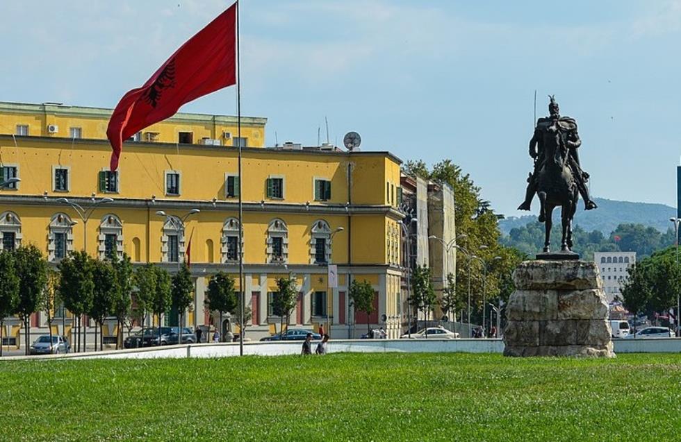 Γιατί ολοένα και περισσότεροι Ιταλοί συνταξιούχοι μεταναστεύουν μαζικά στην Αλβανία